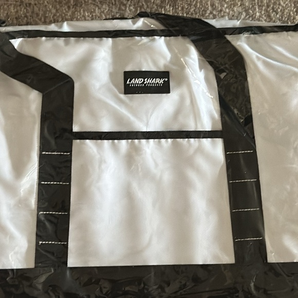 LAND SHARK OUTDOOR WHITE & BLACK LARGE INSULATED DUFFLE BAG TRAVEL OVERNIGHT - Picture 2 of 5